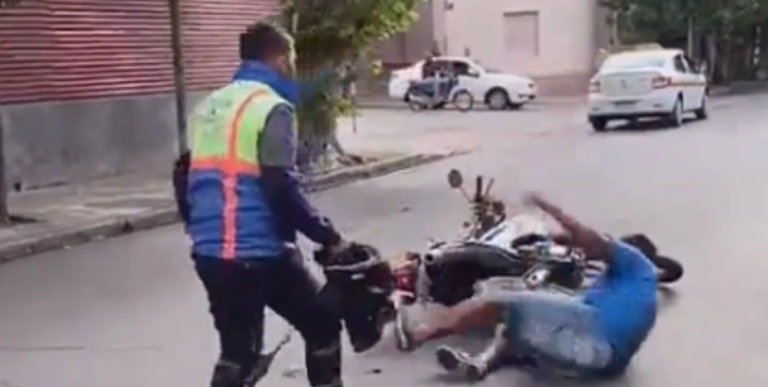 Tiró de la moto a un agente de tránsito y éste lo noqueó de un golpe
