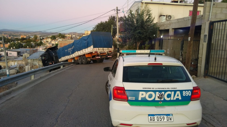 Un camión intentó pasar por una curva angosta y quedó atrapado