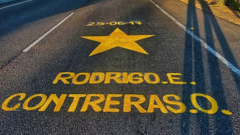 Pintan una estrella amarilla en la Ruta 3 en memoria de Rodrigo Contreras