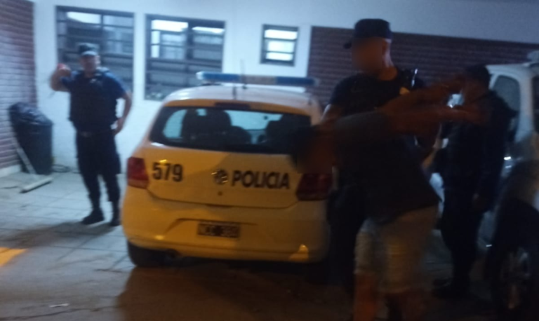 Se resistió a la Policía, los insultó, intentó agredirlos y quedó detenido