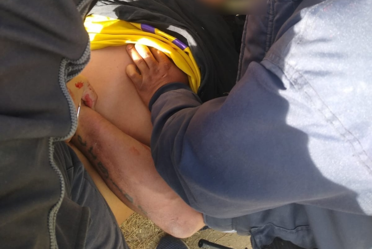 Un hombre y una mujer fueron detenidos tras arrojarles piedras a efectivos