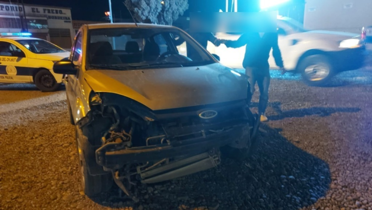 Cruzó un semáforo en rojo y chocó contra otro auto: manejaba borracho