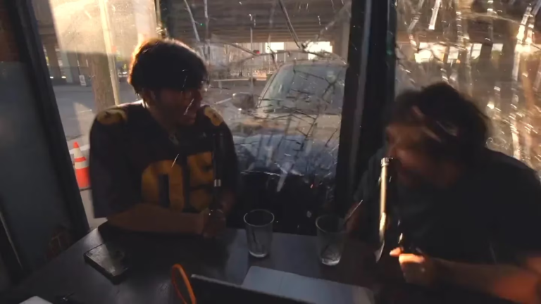 Grababan un podcast en una cafetería y casi mueren atropellados