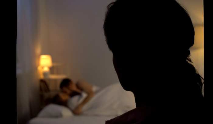 Encontró a su marido en un hotel transitorio con la amante y le pegó a ambos