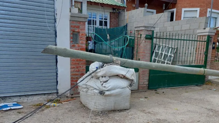 Un camión derribó dos postes de luz dejando sin luz e internet a vecinos