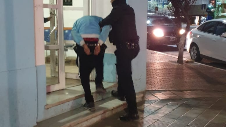 Fue sorprendido mientras “hacía puente” a un auto para robarselo