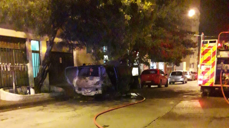 Un auto fue encontrado envuelto en llamas en la parte alta del centro