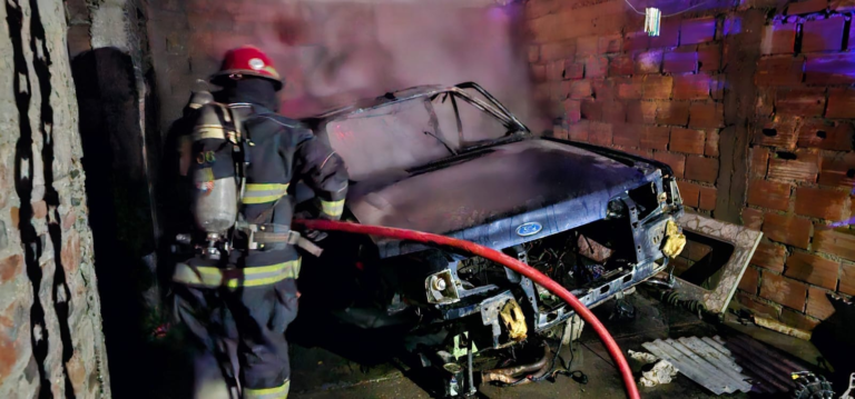 Arreglaba su auto cuando por accidente provocó que se incendiara