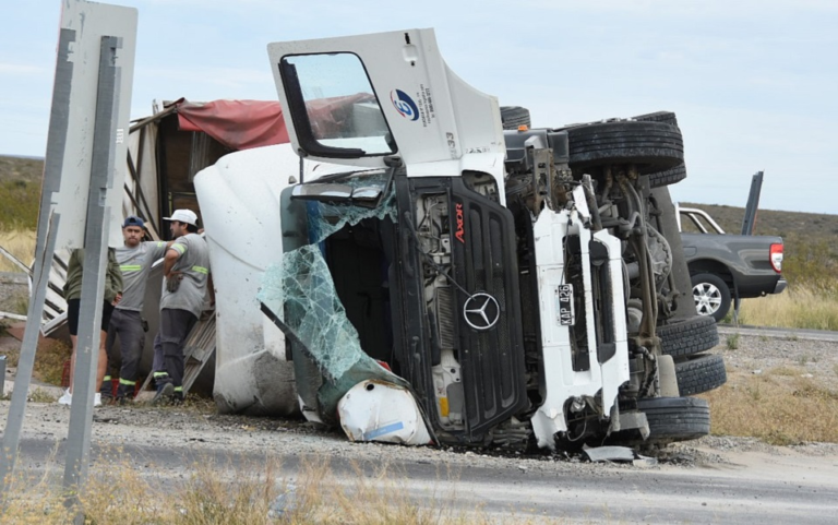 Volcó un camión con carga en la doble trocha Madryn-Trelew