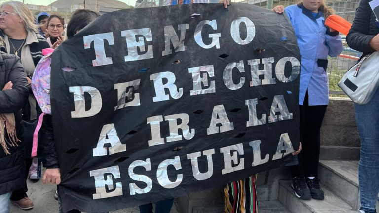 “Los buzos de egresados están manchados de tristeza y decepción”