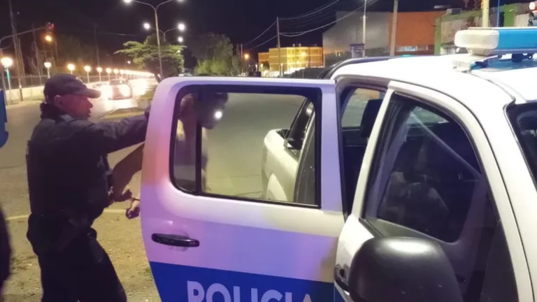 Bajó del colectivo y un hombre intentó robarle: un testigo lo impidió
