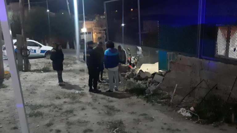 Una camioneta chocó contra el paredón de su casa: iba manejando borracho