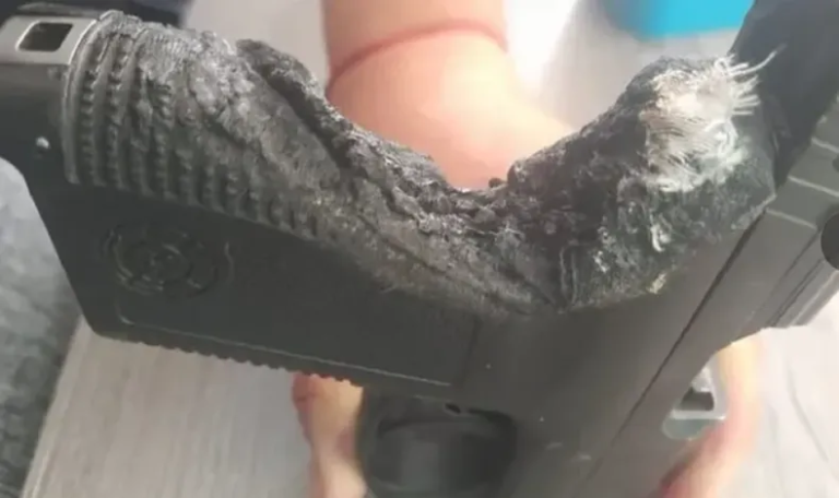 Dejó el arma en el horno, su mujer se puso a cocinar y la derritió