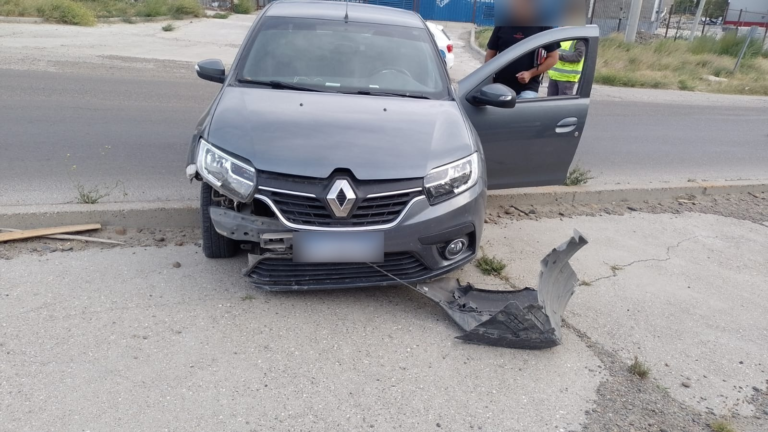 Un conductor ebrio perdió el control de su auto y despistó frente a la UNPSJB