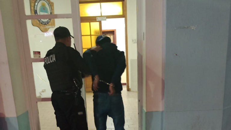 Salió a divertirse a un bar y tenía pedido de captura: fue detenido