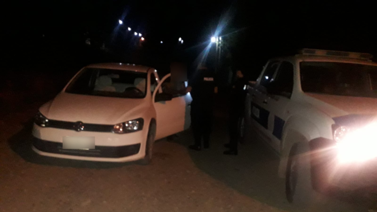 Se quedó dormido en medio de la calle con el auto en marcha: estaba ebrio