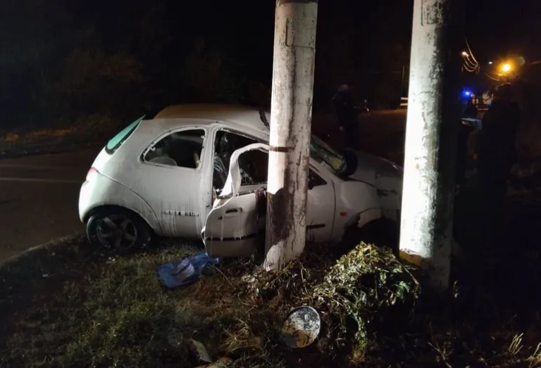 Robó un auto, chocó contra un columna de cemento y falleció