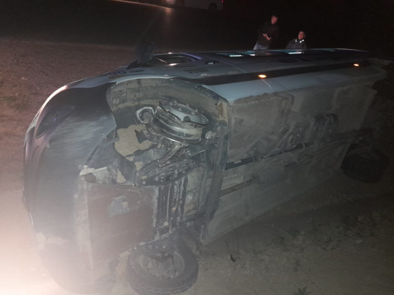 Se le reventó una cubierta, volcó y acabó sobre un desagüe pluvial