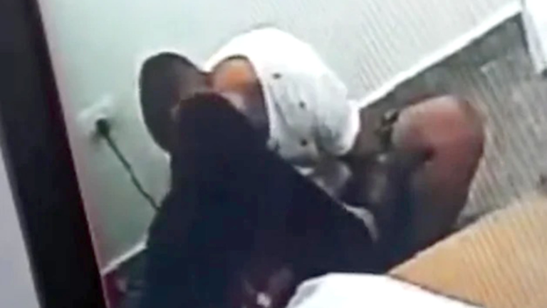 Sobreseyeron a la jueza que habría besado a un preso que ella condenó