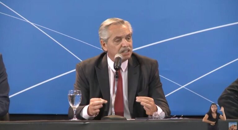 Fernández entregó la vivienda 100 mil de su gestión
