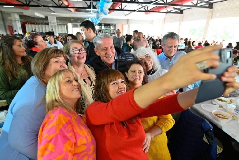 Arcioni compartió un locro con más de 2000 trabajadores