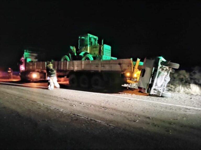 Automovilista murió tras chocar camión estacionado en la banquina