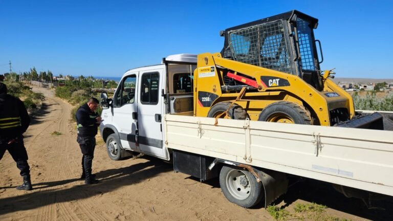 Con una máquina y herramientas intentaban usurpar detrás de una cancha