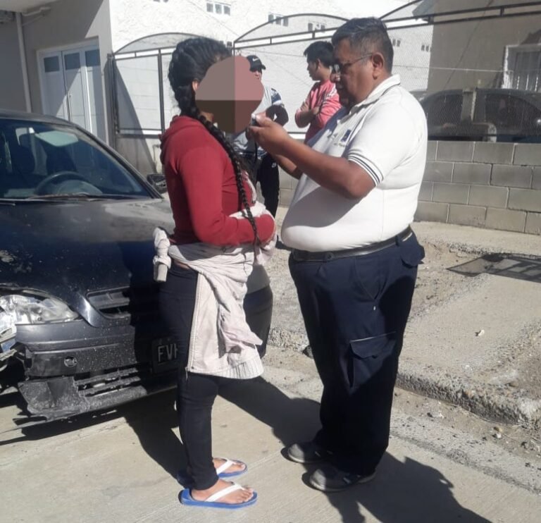 Manejaba en estado de ebriedad y colisionó con dos automóviles estacionados