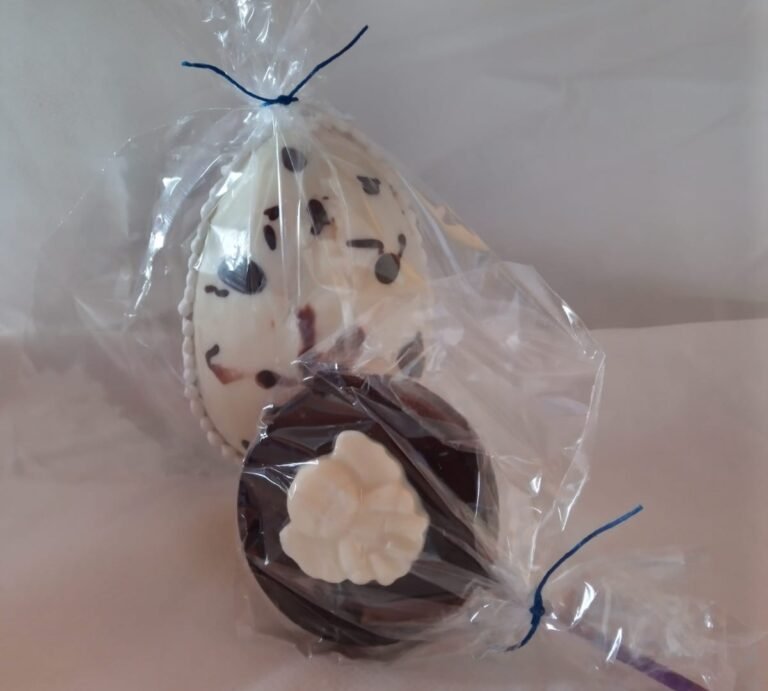 Tiene tres hijas, está desempleada y vende huevos de Pascuas