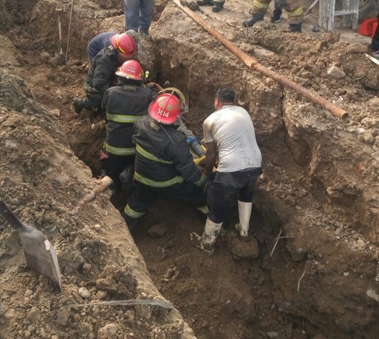 Trabajador quedó atrapado al desmoronarse una zanja