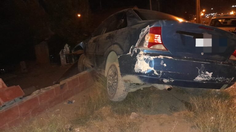 Conductor ebrio impactó su vehículo contra un paredón de una vivienda