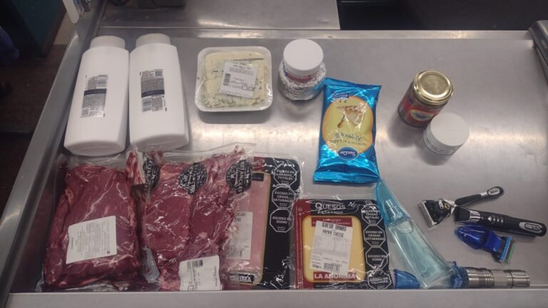 Escondieron mercadería en el carrito de su bebé para no pagar