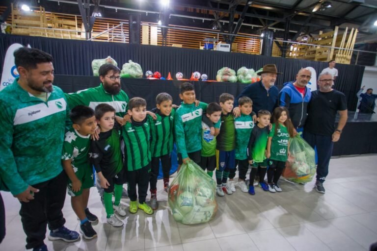 Entrega de indumentaria a clubes de la Liga de Fútbol y firma de convenio por más de 6 millones