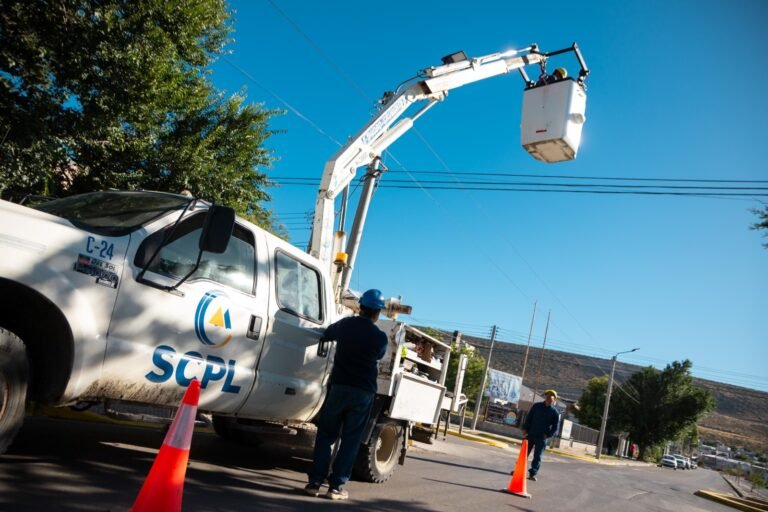 La SCPL avanza con la colocación de más de 100 luminarias LED en Comodoro y Rada Tilly