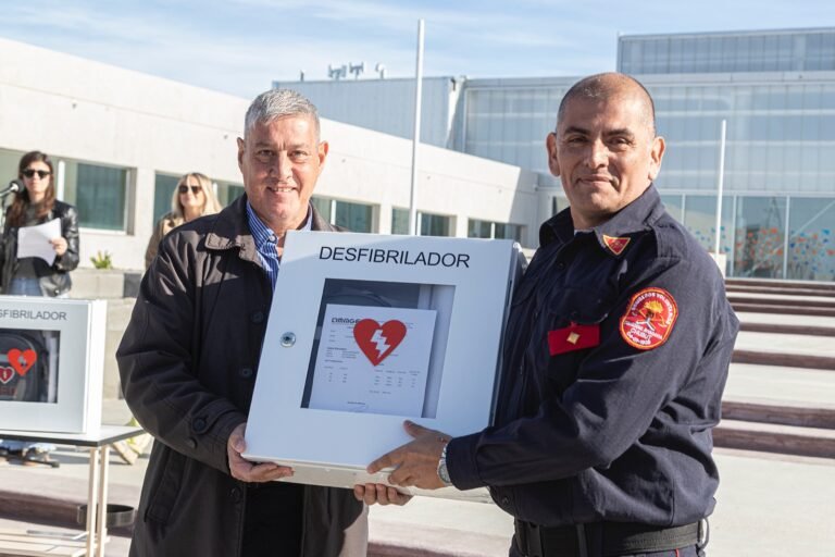 Entregaron  desfibriladores a distintas instituciones de Comodoro