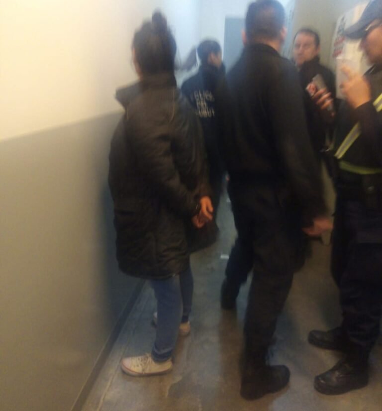 Quiso llevar sin pagar cremas escondidas en su bolso