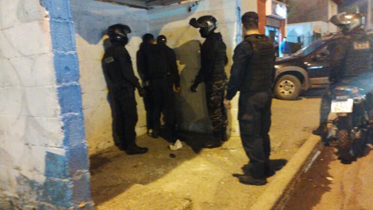 Le pegó a un chico con una manopla metálica para robarle el celular