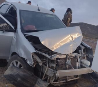 Perdió el control tras chocar con un camión