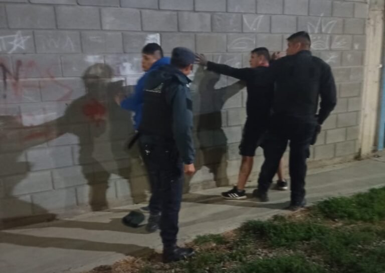 Pelea y apuñalados afuera de un bar de Sarmiento