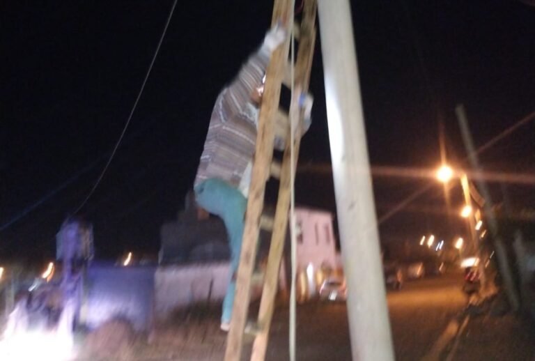 Lo denunciaron por colgarse de la luz