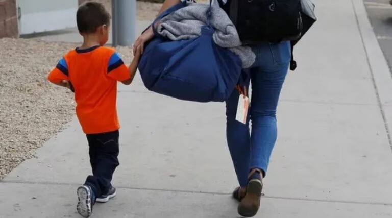Un papá fue multado por no cuidar a su hijo y sobrecargar de tareas a la madre