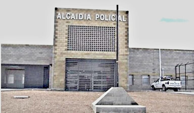 Presos atacaron con agua caliente a policías