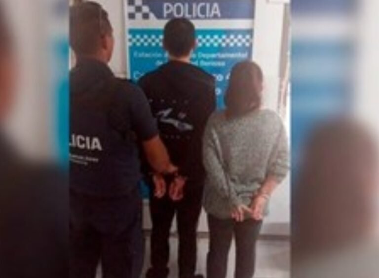 “Se estaba portando mal”: detenidos por abandonar a su hijo en la calle