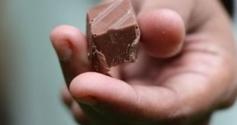 Una nena se desvaneció después de comer un chocolate que le regalaron en un supermercado