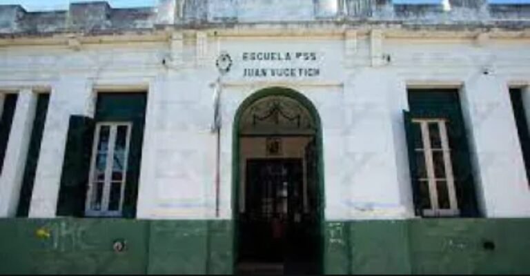 Un alumno llevó un arma a la escuela y golpeó de un culatazo a la maestra