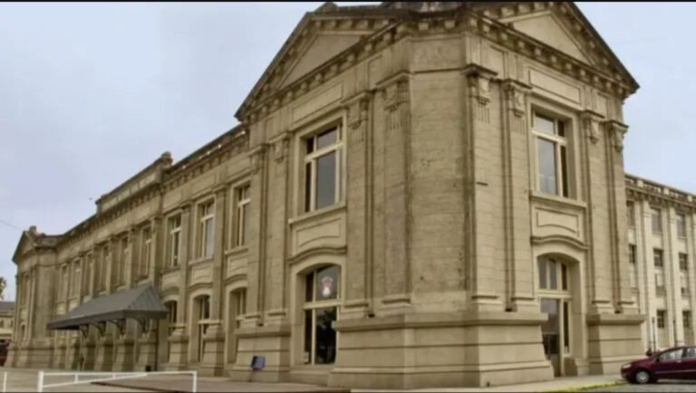 Un padre abandonó a su hijo con discapacidad en una estación de tren