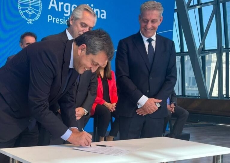 Arcioni y Massa firmaron acuerdos por 8 millones de dólares para el sector agrícola