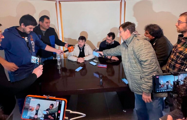 Torres presentó un recurso ante la Justicia para poder decidir sobre las concesiones hidroeléctricas