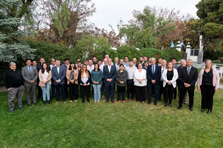 Arcioni se reunió con intendentes, jefes comunales y referentes políticos de la Provincia