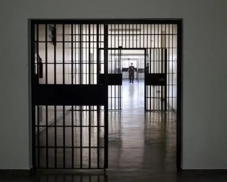 Estaba a 12 días de salir de la cárcel, pero mató a otro preso por una cama